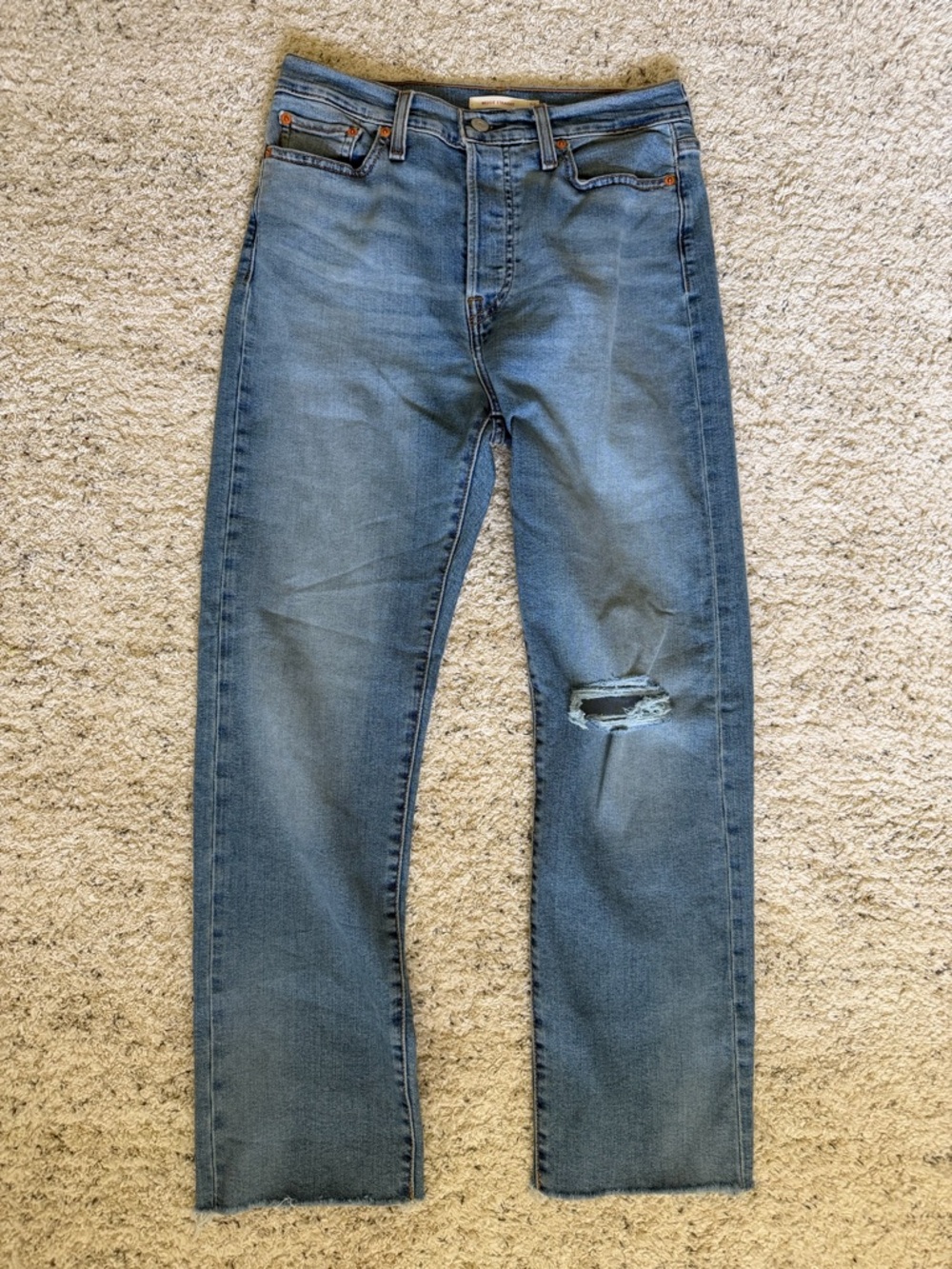 Levi’s Wedgie Straight Jeans Women’s Size 29 Light Wash Distressed Raw Hem
